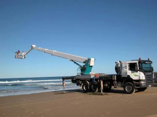 bucket truck.jpg