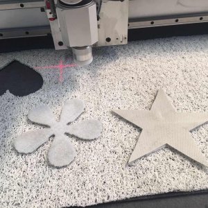 Vibrating knife cutting fabric signs