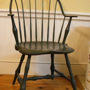 Continuous arm Windsor chair