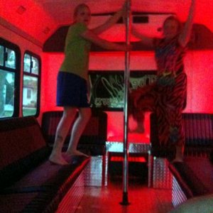Yes the bus has a pole.
