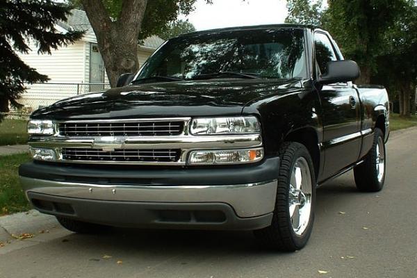 2001 Chev Silverado shortbox. 4.8l with Air Raid intake, Flowmaster delta series exhaust, single in dual out, debadged, tint, chrome grille, TYC light