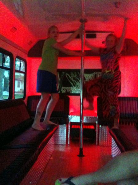 Yes the bus has a pole.